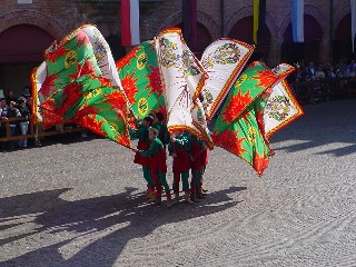 Una esibizione con l'utilizzo dei bandieroni